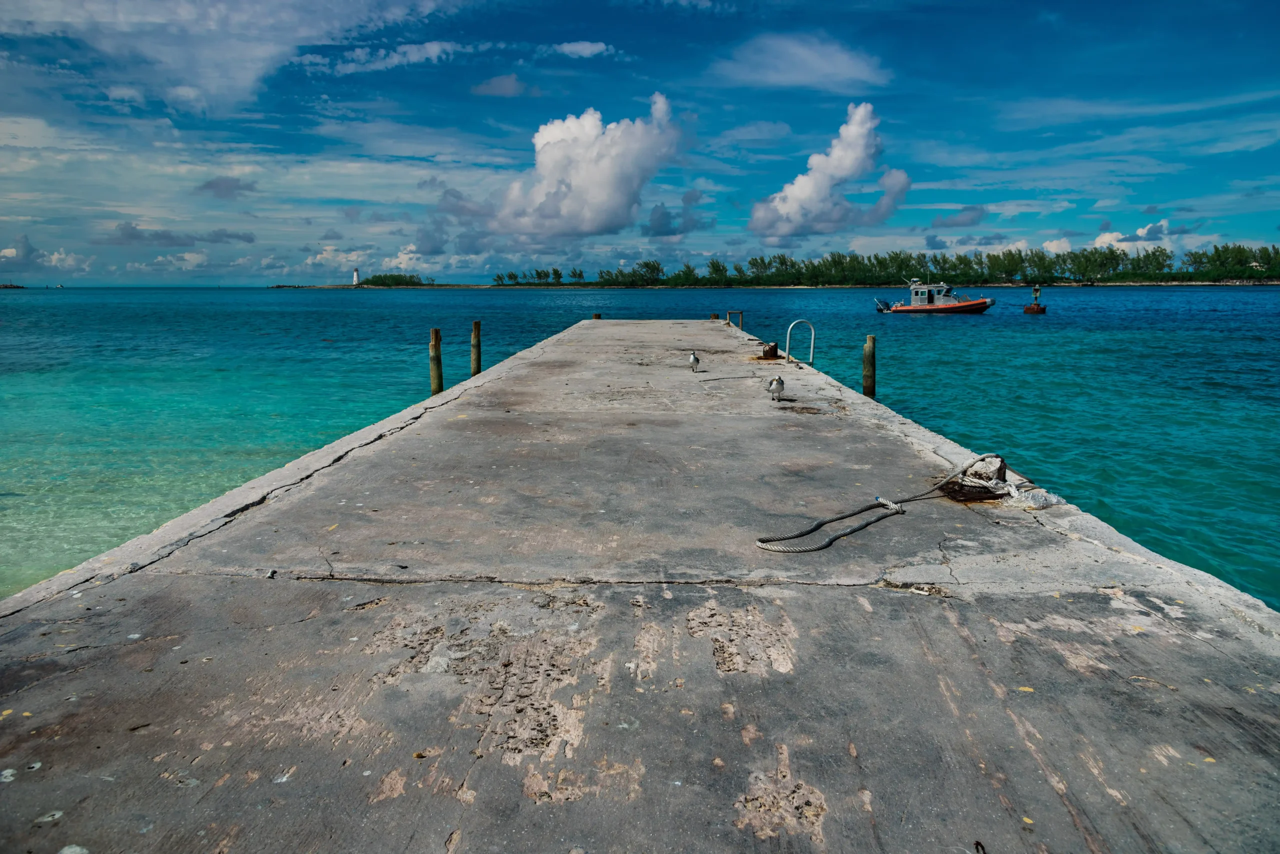 disparo-de-alto-angulo-de-un-muelle-con-un-nublado-cielo-azul-de-fondo